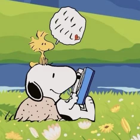Snoopy leyendo acostado en el pasto junto a Woodstock
